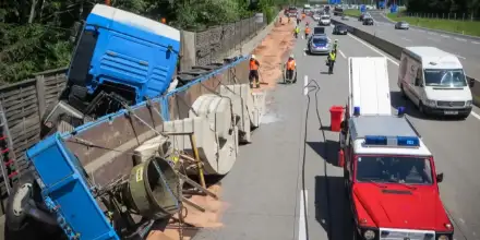 Unfall auf der A2 - gekippter LKW-Anhänger