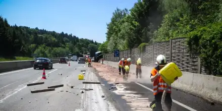 Aufräumarbeiten und Öl-Spur-binden nach Unfall