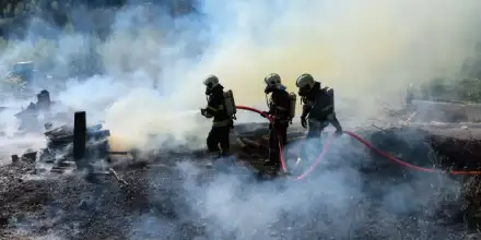 Feuerwehrmänner im Rauch bei Löscharbeiten