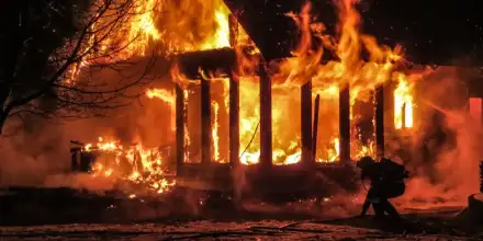 Löscharbeiten bei Hausbrand