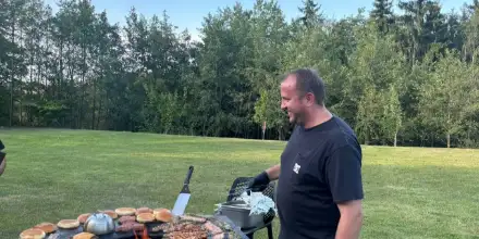 Christoph beim Grillen
