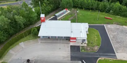 Rüsthaus mit Fahrzeugpräsentation